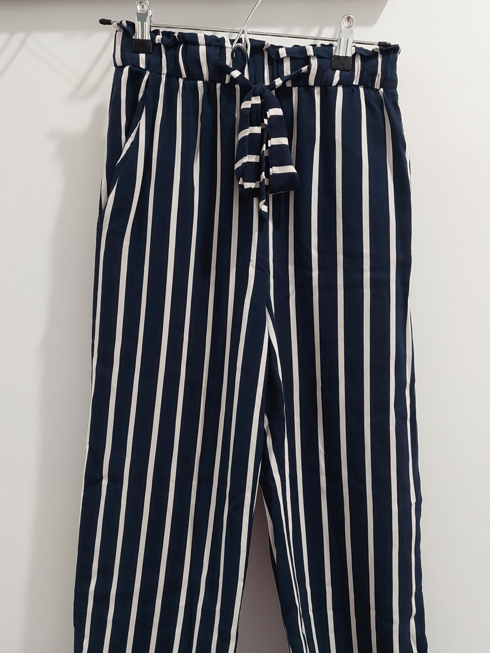 H&M Women's Size 4 Navy & White Vertical Stripe Tie-Waist Elastic Viscose Pants